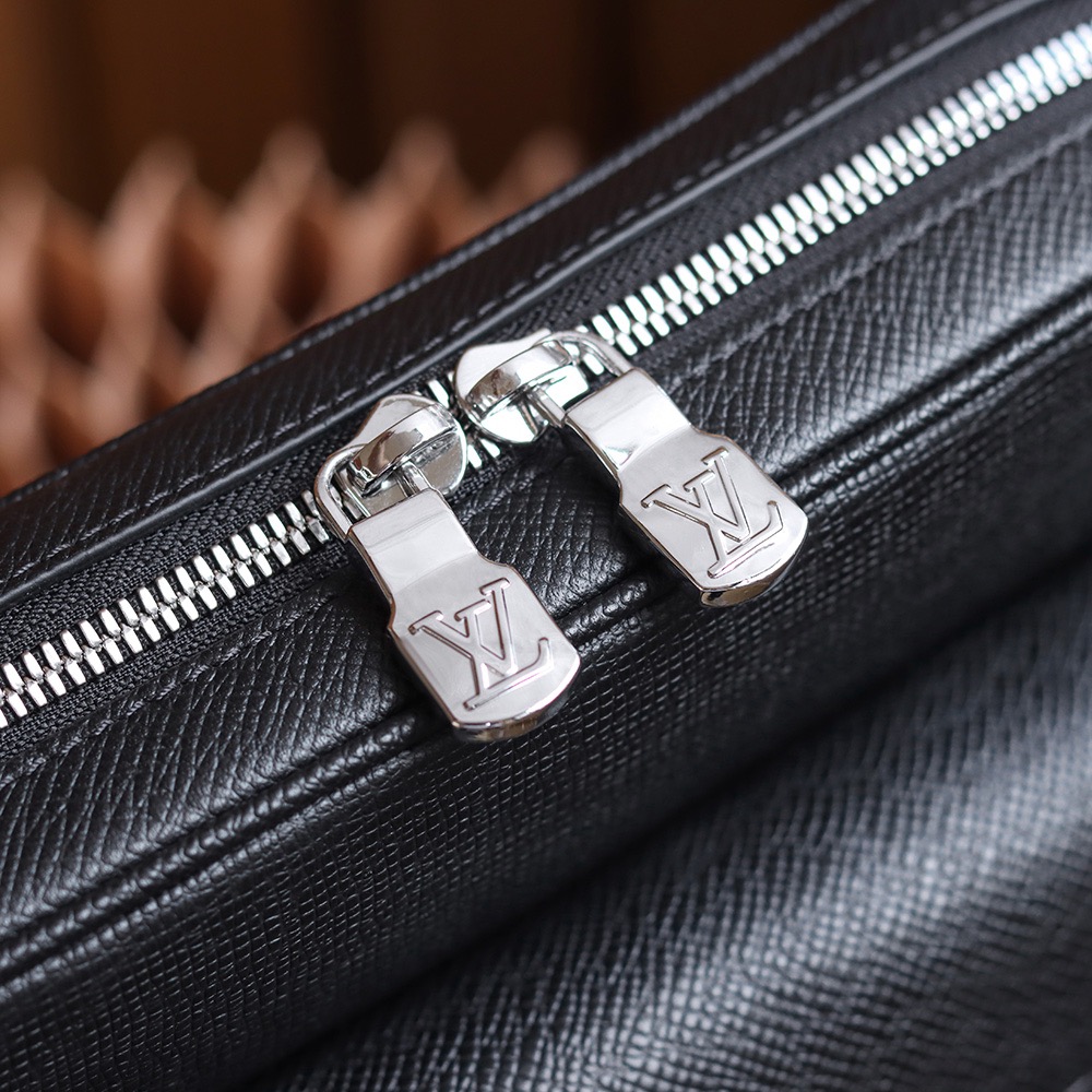 Replica LV bag Outdoor Messenger - Image 6